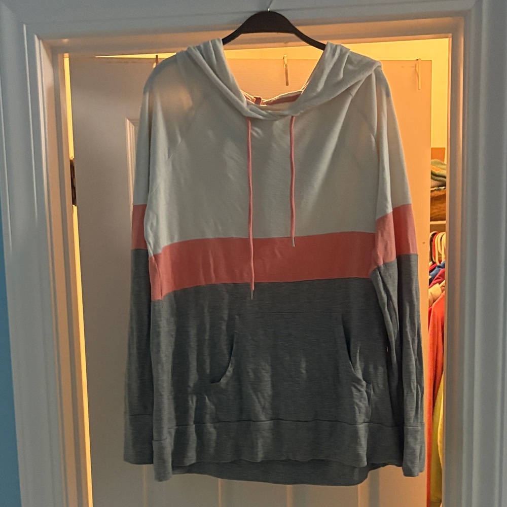 Market & Spruce Cream and Pink Hoodie